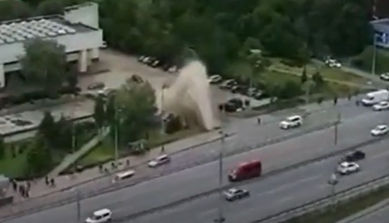 У Києві посеред вулиці забив потужний гейзер, постраждало безліч авто: фото і відео