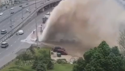 Величезний гейзер через прорив труби в Києві: з'явилися нові відео і подробиці
