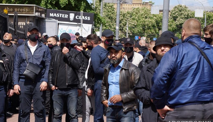 На апеляцію щодо арешту Медведчука до суду зібралися "тітушки": фото