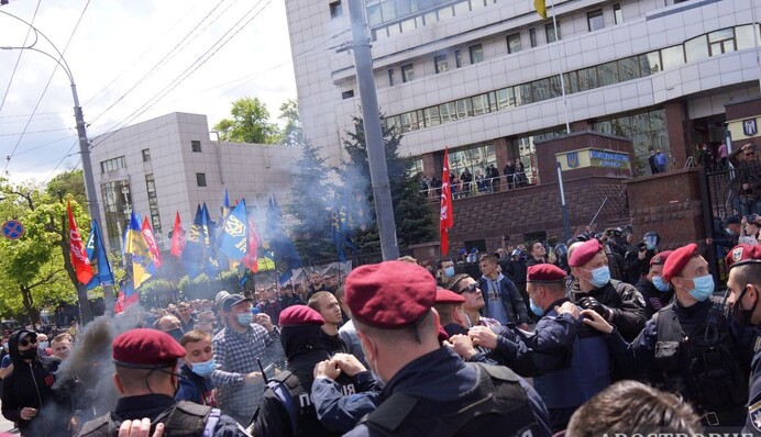 Апелляция по аресту Медведчука: эксклюзивные фото стычек у здания суда