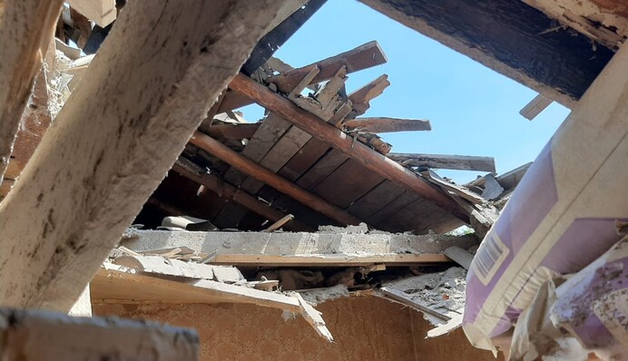 Дивом залишився живим: подробиці та нові фото обстрілу житлового будинку в Пісках