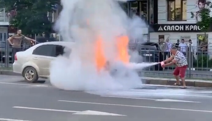 В Харькове автомобиль посреди улицы вспыхнул, как факел: видео