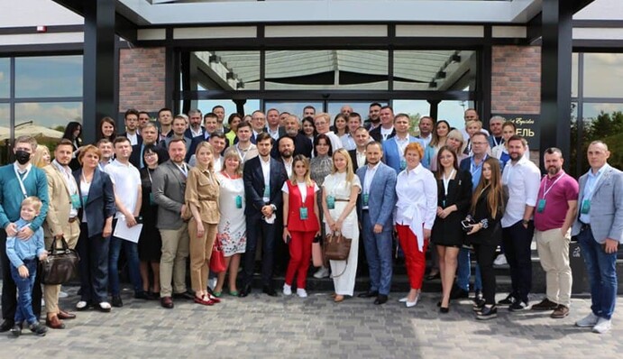 В Україні впливові політики і бізнесмени поділилися досвідом з випускниками школи держуправління: фото