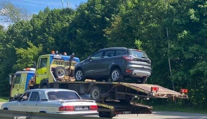 Тройная эвакуация: в Киеве заметили необычный груз - фото