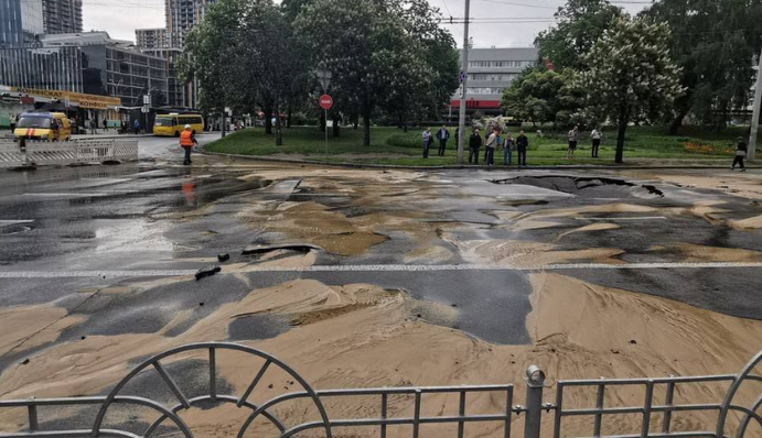 У Києві через обвал дороги перекрили рух транспорту: де не проїхати - карта