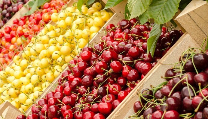 В Україні злетять ціни на ягоди і фрукти: озвучено прогноз