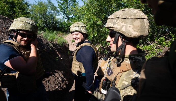 Порошенко поїхав на фронт, побував на 