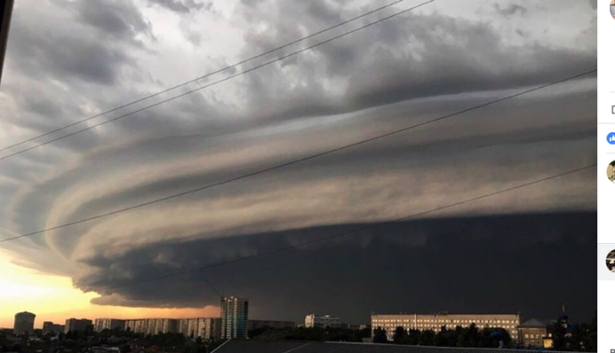 Виривав дерева з корінням і руйнував будинки: в Росії пронісся потужний ураган, відео