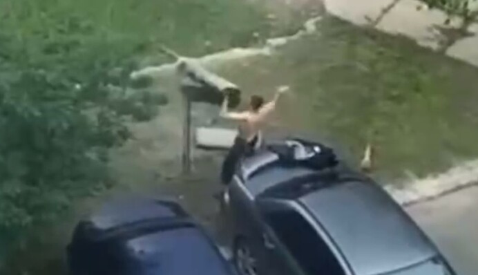 Силы были неравны: в Киев мужчина эпически 