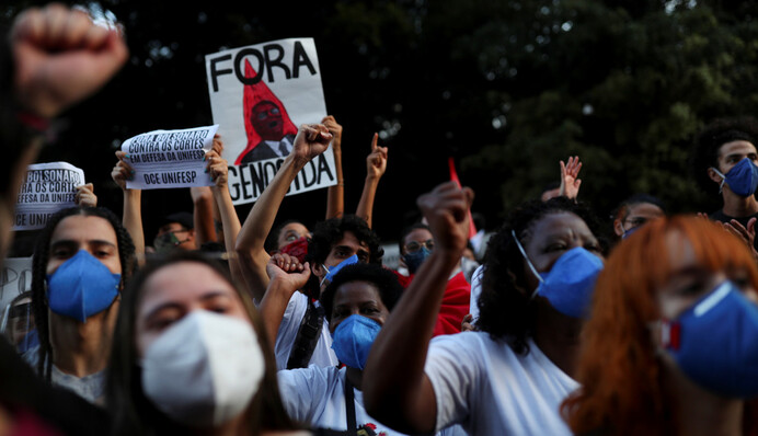 В Бразилии вспыхнули массовые протесты из-за ситуации с COVID-19: люди 