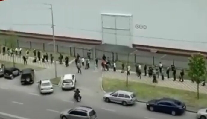 В Киеве люди стоят в огромных очередях ради прививки от коронавируса: видео