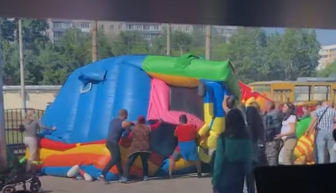 Полетіли на трамвайні колії: в Росії сталася страшна НП з дітьми на батуті, відео