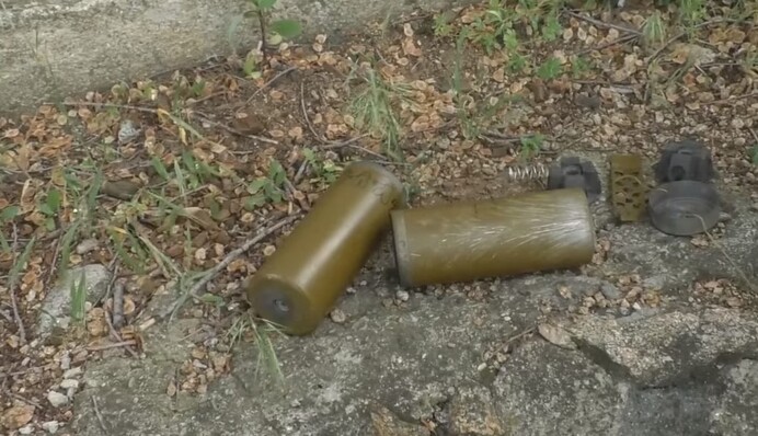 На Донбасі бойовики скинули заборонені міни у двір житлового будинку: відео