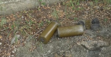 На Донбасі бойовики скинули заборонені міни у двір житлового будинку: відео