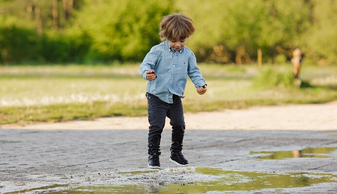Украина тонет после дождей, но экстремалы нашли способ повеселиться