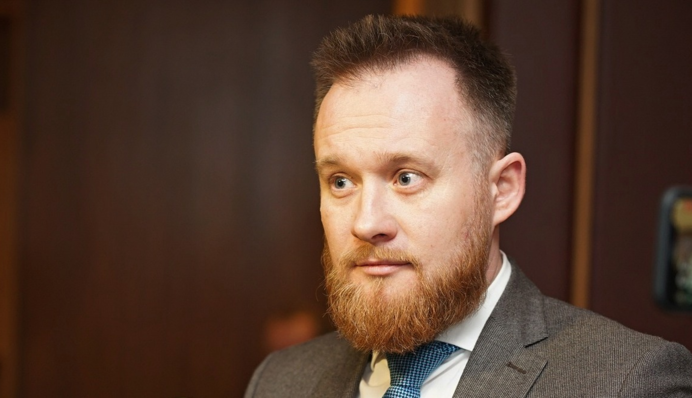 "Слуга народа" устроил перепалку с блогером под Радой: видео