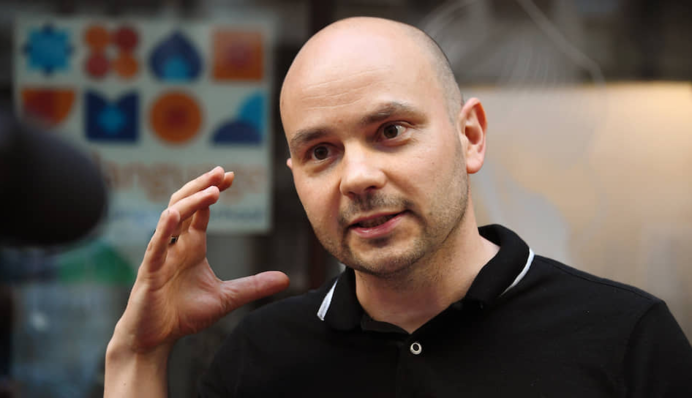 По сценарию Лукашенко: в России сняли с самолета известного оппозиционера, фото и видео