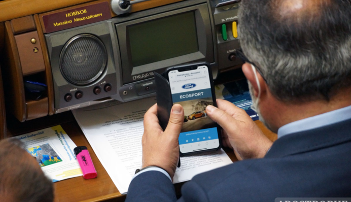 "Слугу народа" поймали на интересном занятии во время заседания Рады: эксклюзивные фото