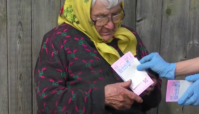 Пенсии, тарифы и ковид-паспорта: какие новшества приготовил июнь украинцам