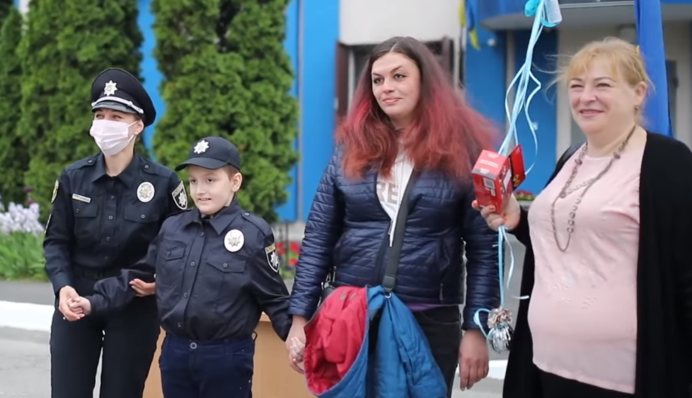 Примерил форму и отправился в патруль: в Харькове полиция осуществила мечту ребенка