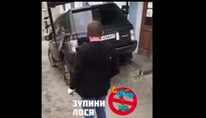 У центрі Києва жінка 