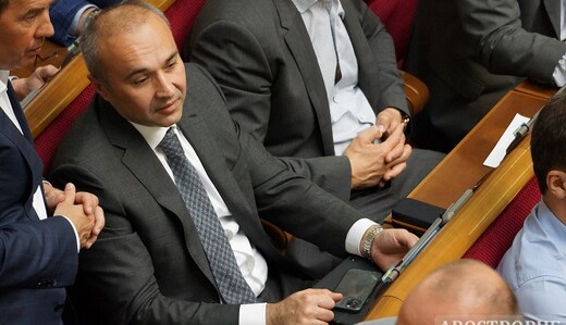 Нардепа спіймали за цікавим листуванням в Раді: ексклюзивні фото