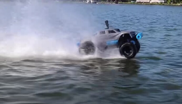 Монстр-трак встановив світовий рекорд по їзді на воді: ефектне відео