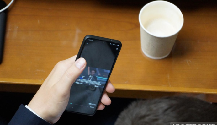 Увлекся процессом: в Раде нардепа поймали на интересном занятии, эксклюзивные фото