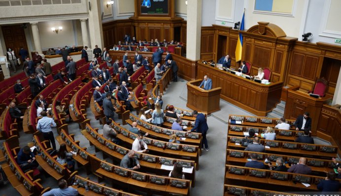 Зал полупустой: эксклюзивные фото из Рады накануне часа вопросов к правительству