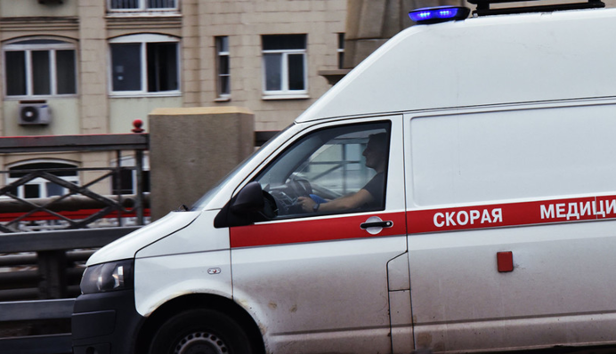 В России женщина умерла возле больницы - тело пролежало шесть дней: видео