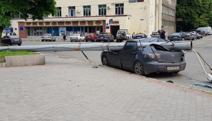 У Харкові відбулася серйозна ДТП - стовп розчавив авто 