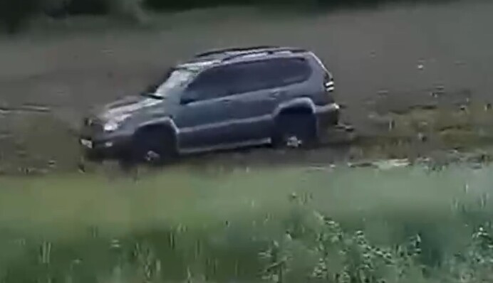 Хотів скоротити дорогу: під Києвом водій позашляховика жорстко поплатився за свою витівку, відео