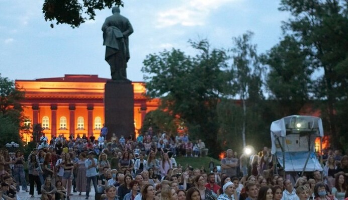 В Киеве откроют бесплатный кинотеатр под открытым небом: что покажут зрителям