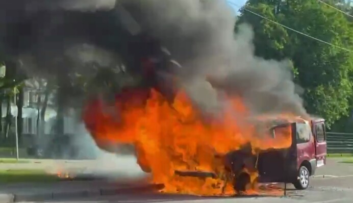 Машину мгновенно охватило пламя: в Киеве на дороге загорелся автомобиль -  видео
