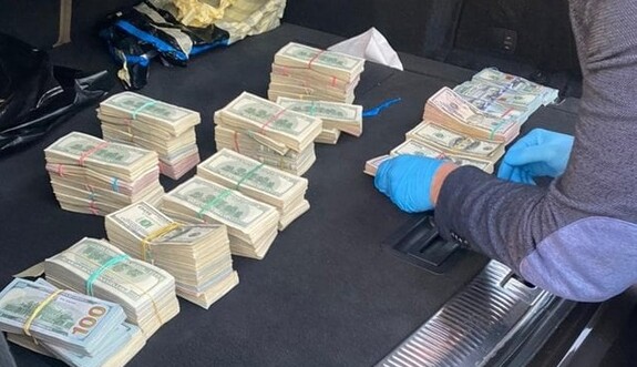 $700 тыс. "кэша" в подписанных пачках: на Волыни задержали таможенника с взятками для контролирующих органов - фото