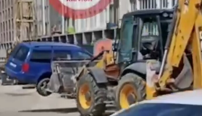 Когда очень надо: под Киевом  необычным способом эвакуировали автомобиль - видео