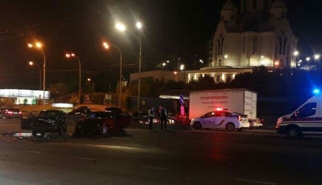 В Киеве произошло серьезное ДТП с пострадавшими - в одной из машин был ребенок: видео