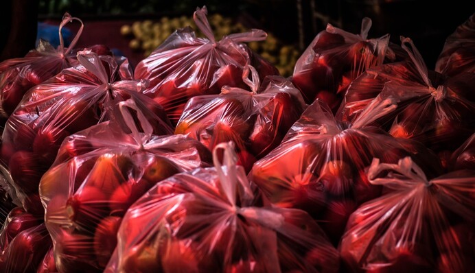 Рада заборонила пластикові пакети: названі штрафи за їх використання