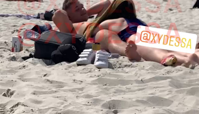 На популярному українському курорті парочка влаштувала на пляжі пікантне 