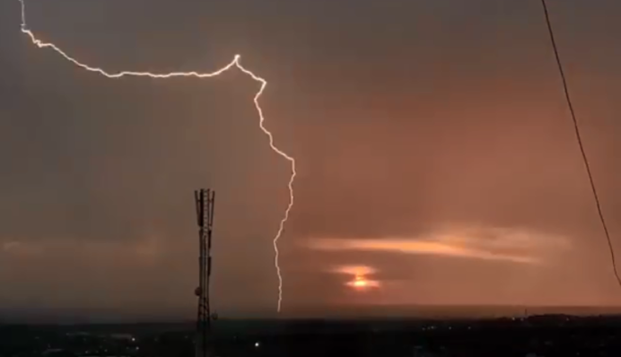 ​Грозовая неделя в Украине: появилось впечатляющее видео, снятое на фоне Солнца