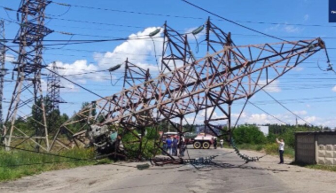 Звалилася як підкошена: з'явилося відео моменту ДТП вантажівки з опорою ЛЕП в Києві