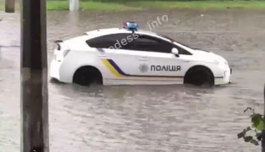 Одессу  накрыл мощный ливень  –  за 15 минут улицы превратились в настоящие реки: фото и видео