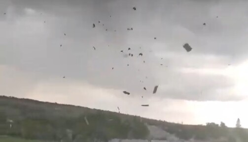 В воздухе летали куски шифера: в Запорожской области пронесся разрушительный смерч - видео
