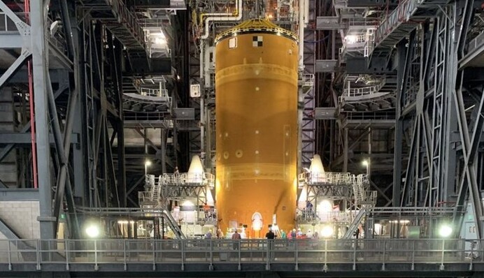 Як виглядає суперракета для польоту на Місяць: NASA показало вражаючі фото