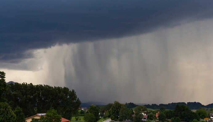 Плавающие авто и морозные Карпаты: погода в Украине не перестает удивлять