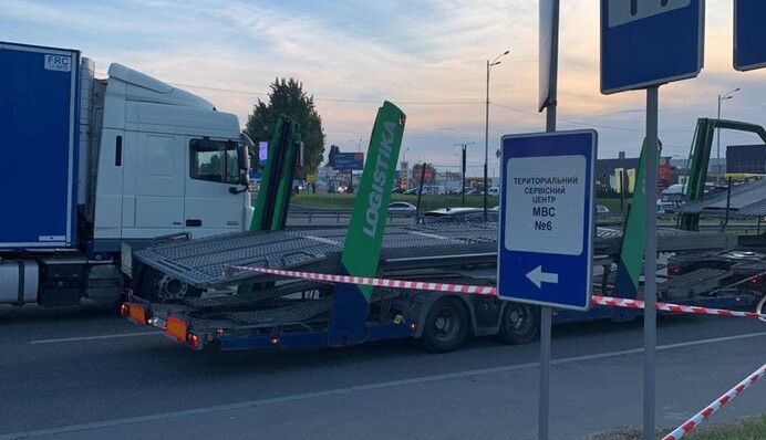 У Києві на Окружній фура на смерть збила велосипедиста - фото