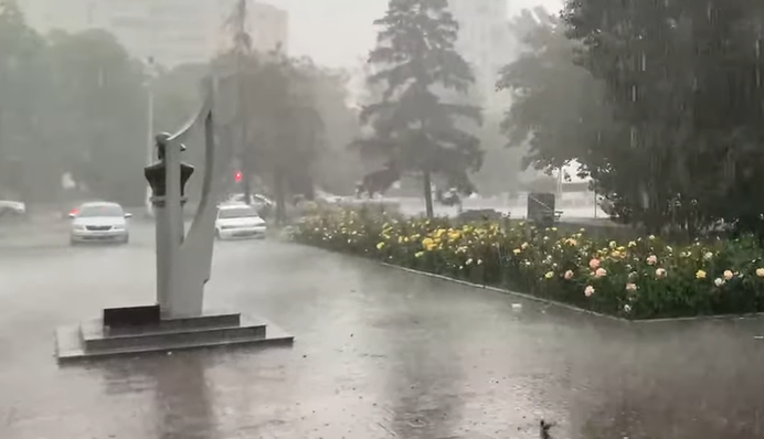Справжній Апокаліпсис: Одесу накрила злива зі шквальним вітром і градом - фото і відео