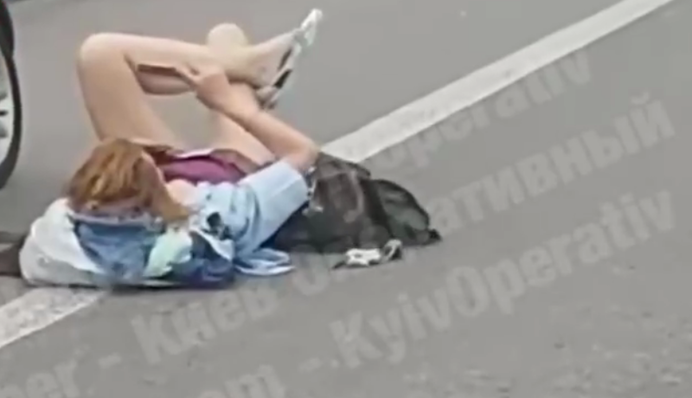 У Києві дівчина влаштувала шоу для водіїв - прилягла відпочити посеред дороги: відео