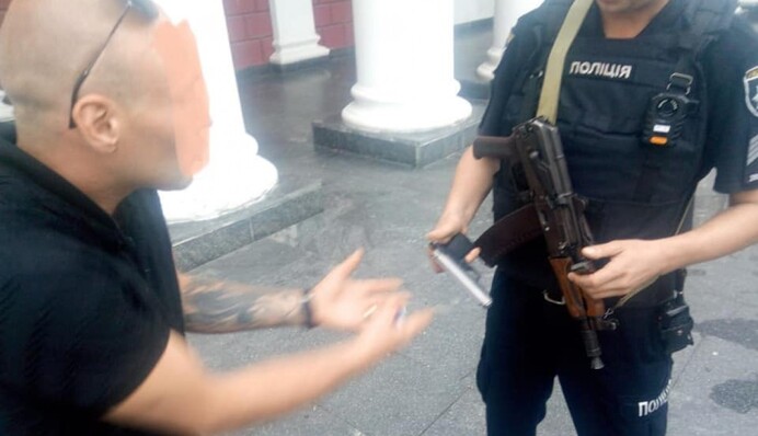 ​Пістолет як аргумент: в Одесі біля мерії п'яний дебошир відкрив стрілянину, фото