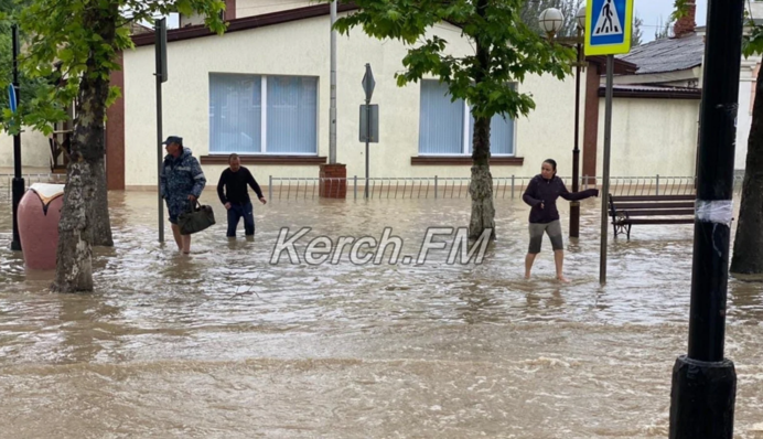 "Ватажок" Криму плаває по Керчі на човні: фото і відео "біблійного" потопу